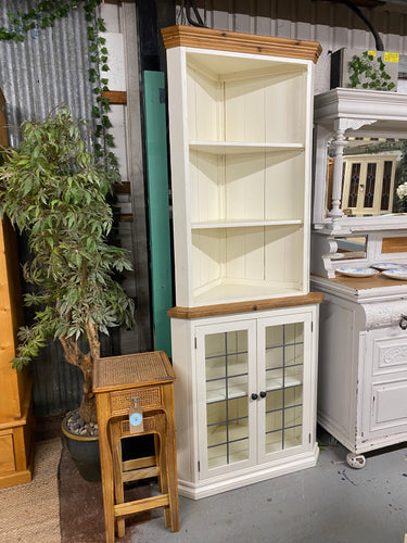 This stunning heavy country style two tone corner unit is structurally sound and in overall good condition. It is used so does have a few marks but nothing major. The top section has 2 removable shelves and the base has 1 shelf inside the cupboard. This unit is one piece and does not come apart

Overall Dimensions

approx : 85cm wide x 60cm deep x 212cm high

DELIVERY AVAILABLE    

For our other items see our website https://fossewayfurniture.co.uk

collection from cv36 or bs36
