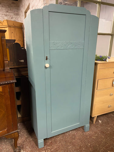 This sweet baby blue child's wardrobe is structurally sound and in great condition. It has 3 small shelves and 1 hanging rail inside for storage. This item comes complete with its original key.

Overall Dimensions

76cm wide x 42.5cm deep x 159.5cm high 

DELIVERY AVAILABLE    

For our other items see our website https://fossewayfurniture.co.uk

collection from cv36 or bs36
