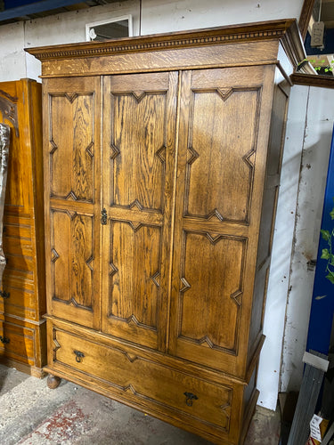 This beautiful solid oak wardrobe is structurally sound and in overall good condition. It offers ample storage with 1 long shelf, 1 long hanging rail and 1 long dovetail jointed drawer. The previous owners painted the inside pink. There is also a mirror on the inside of one of the doors. The top comes away from the base for easier moving.

Overall Dimensions

134cm wide x 50cm deep x 200cm high

DELIVERY AVAILABLE    

For our other items see our website https://fossewayfurniture.co.uk

collection from cv36