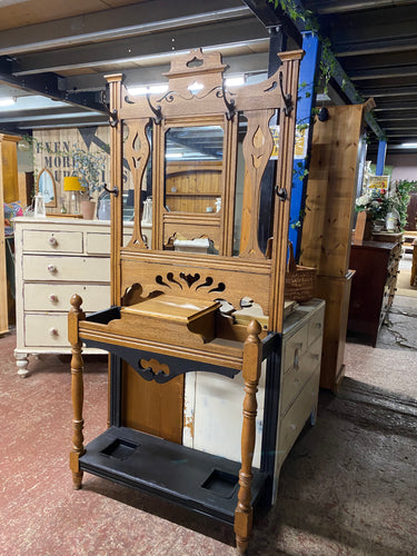 This stunning oak hall stand has been partly painted black by its previous owner so could do with a touch up in some areas. It has 6 hooks and a small storage box for belongings. This item is structurally sound and in overall good condition. This would be the perfect unit for your hallway.

Overall Dimensions

90cm wide x 33cm deep x 200cm high 

DELIVERY AVAILABLE    

For our other items see our website https://fossewayfurniture.co.uk

collection from cv36 or bs36
