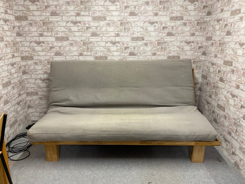 This lovely heavy oak framed futon bed is structurally sound and in overall good condition. There are a few marks to the fabric but these should come out. This is ideal for those who dont have a spare room as this easy folds down to a double bed.

Overall Dimensions

as a sofa it is approx : 200cm wide x 100cm deep x 105cm high

DELIVERY AVAILABLE    

For our other items see our website https://fossewayfurniture.co.uk

collection from cv36 or bs36
