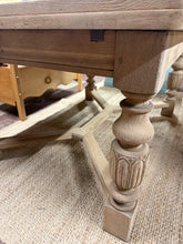 Load image into Gallery viewer, Oak Extendable Table
