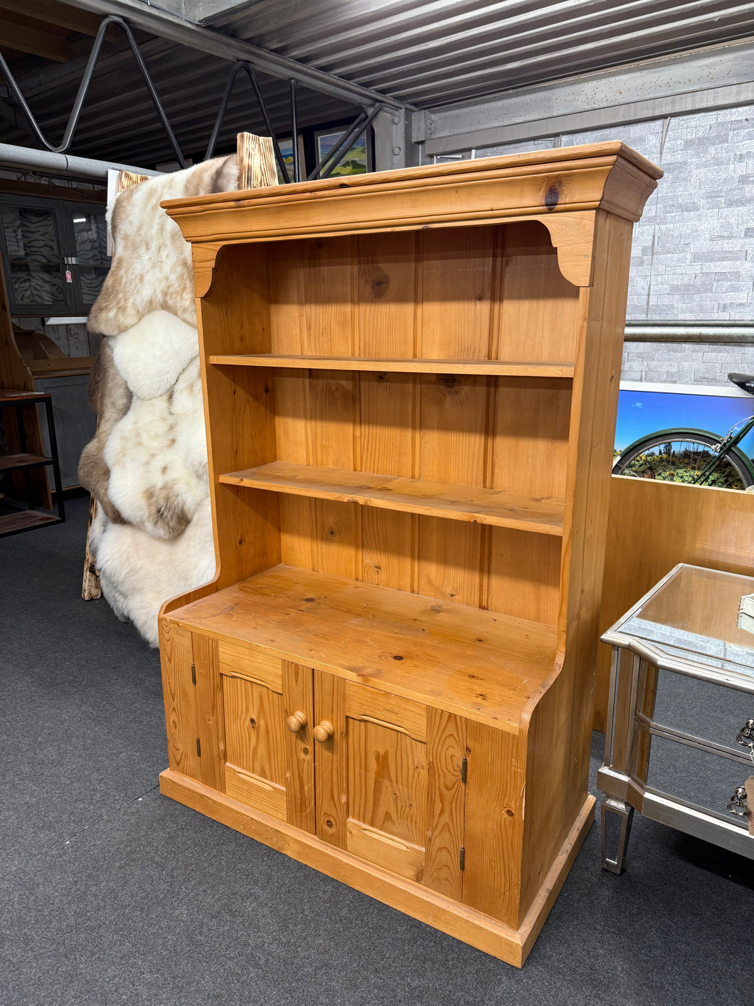 This sweet vintage pine dresser is structurally sound and in great condition. It is used and does have some marks but nothing too major at all. The top section has 2 fixed shelves for storage over a double cupboard with 1 shelf inside.

Overall Dimensions

91cm wide x 45cm deep x 140.5cm high

DELIVERY AVAILABLE    

For our other items see our website https://fossewayfurniture.co.uk

collection from cv36 or bs36
