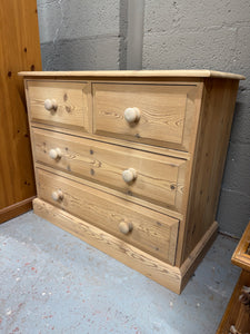 This solid pine chest of drawers has been completely stripped back to its natural state so may need a coat of wax for protection. It has 2 short dovetail jointed drawers over 2 long for storage.

Overall Dimensions

90cm wide x 43cm deep x 75cm high 

DELIVERY AVAILABLE    

For our other items see our website https://fossewayfurniture.co.uk

collection from cv36 or bs36
