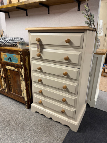 This gorgeous solid pine tall chest of drawers is structurally sound and in overall good condition. It has 6 long dovetail jointed drawers for storage. It has been painted in an off cream by its previous owners with the top sanded and waxed. This is very country in style and would look stunning pair with natural oak or pine.

Overall Dimensions

65cm wide x 40cm deep x 107cm high

DELIVERY AVAILABLE    

For our other items see our website https://fossewayfurniture.co.uk

collection from cv36 or bs36