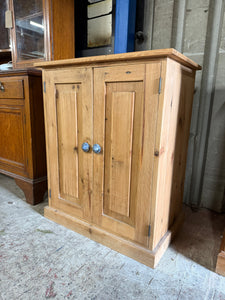 DELIVERY AVAILABLE    

HAVE THIS PAINTED A COLOUR OF YOUR CHOICE FOR AN EXTRA £100 OR COMPLETELY STRIPPED BACK FOR £120 

For our other items see our website https://fossewayfurniture.co.uk
