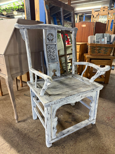 This stunning white washed carver is definitely a statement piece for any rom. It is structurally sound and in great condition. They are used so may have some minor marks but nothing major at all.These RRP for £600 each.

Delivery Available

Overall Dimensions

approx : 73cm wide x 47cm deep x 105.5cm high

DELIVERY AVAILABLE    

For our other items see our website https://fossewayfurniture.co.uk

collection from cv36 or bs36
