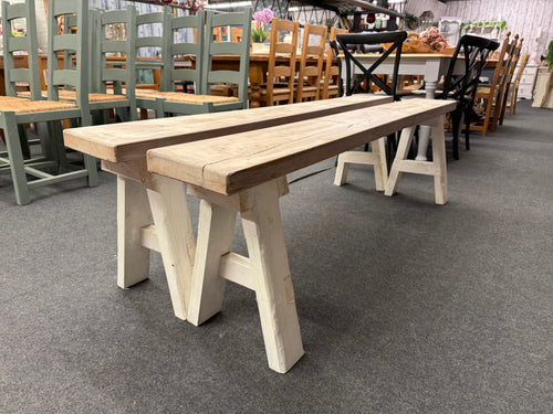 This beautiful duo of wooden dining benches are both structurally sound and in overall good condition. They do have some marks but nothing too major at all. With a lick of paint they would be as good as new.

Overall Dimensions

181cm long x 22cm wide x 53cm high

DELIVERY AVAILABLE    

For our other items see our website https://fossewayfurniture.co.uk

collection from cv36 or bs36
