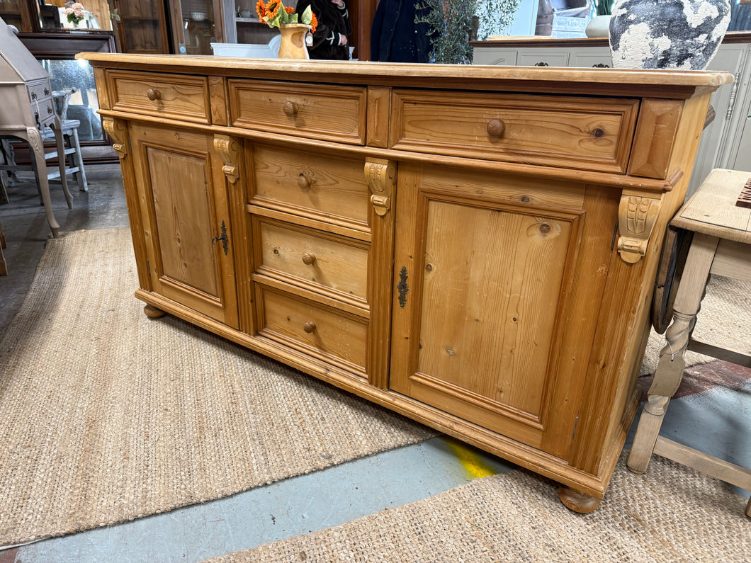 This gorgeous vintage pine sideboard is structurally sound and in overall good condition. It has ample storage with 6 dovetail jointed drawers and 2 cupboards with 1 shelf inside. It also comes complete with 1 key. It is used and does have some marks but nothing too major at all.

Overall Dimensions

167cm wide x 50.5cm deep x 91cm high

DELIVERY AVAILABLE    

For our other items see our website https://fossewayfurniture.co.uk

collection from cv36 or bs36
