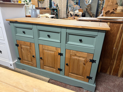 This solid pine sideboard has been partially painted in 'Serenity' by Rustoleum. There are a few marks to the top and door fronts but this just adds to its charm. It has ample storage with 3 drawers over 3 cupboards.

Overall Dimensions

132cm wide x 44cm deep x 84cm high

DELIVERY AVAILABLE    

For our other items see our website https://fossewayfurniture.co.uk

collection from cv36 or bs36
