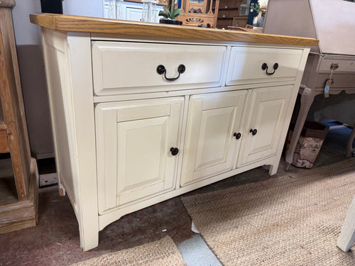 Made from high-quality oak, this stunning two tone sideboard is perfect for your country-style home. Despite some minor imperfections in the form of visible marks and chips on the feet, this unit offers ample storage with 2 drawers, 1 single cupboard, and 1 double cupboard. With a simple coat of paint, any imperfections will be easily hidden.

Overall Dimensions

131cm wide x 47cm deep x 84cm high

DELIVERY AVAILABLE      

For our other items see our website https://fossewayfurniture.co.uk

collection from