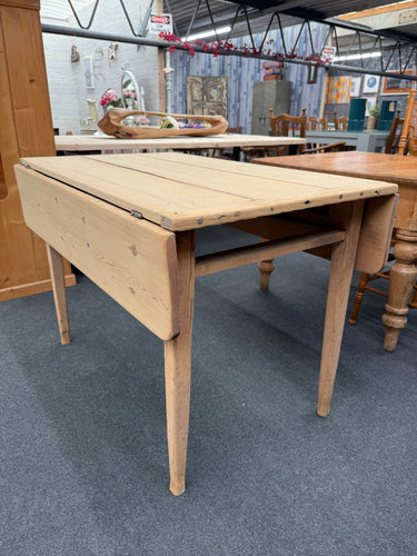 Get the perfect blend of antique charm and modern practicality with this vintage pine drop leaf table. This has been stripped but once waxed, this stunning table will stand the test of time. Don't worry about small imperfections - they only add to the character! And with or without a drawer, this table is still as useful as ever. (it is without the drawer)

Overall Dimensions

106cm wide x 69cm deep x 74cm high

113cm deep extended

DELIVERY AVAILABLE      

For our other items see our website https://fosse