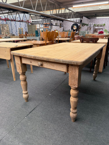 Bring home this delightful scrub top pine table that's built to last with its sturdy structure and good condition! The few character marks tell stories of its journey, adding unique personality to this lovely piece. Enjoy the practical bonus of a spacious front drawer, perfect for tucking away your everyday items!

Overall Dimensions

151cm long x 92cm wide x 77.7cm high

DELIVERY AVAILABLE      

For our other items see our website https://fossewayfurniture.co.uk

collection from our shop at cv36, our coll