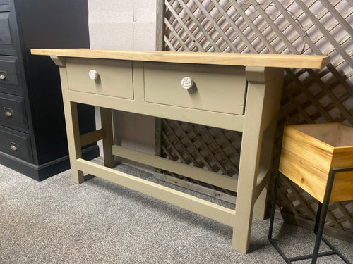 This stunning wooden console table is structurally sound and in good condition. It has the odd mark but nothing too major. It has 2 dovetail jointed drawers for storage

Overall Dimensions

134cm wide x 33cm deep x 75cm high 

DELIVERY AVAILABLE    

For our other items see our website https://fossewayfurniture.co.uk

collection from cv36 or bs36
