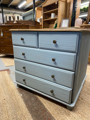 This stunning pine chest of drawers has been painted in 'Scotch Mist' by Frenchic with the top sanded and oak waxed for protection. It has 2 short drawers over 3 long for storage. It is structurally sound and in great condition.

Overall Dimensions

81.5cm wide x 40cm deep x 76cm high 

DELIVERY AVAILABLE    

For our other items see our website https://fossewayfurniture.co.uk

collection from cv36 or bs36
