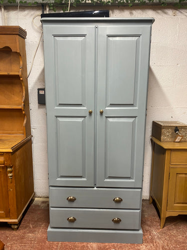 This solid pine wardrobe has been painted in 'De Nimes' by Farrow & Ball. It has 1 hanging rail and 2 long dovetail jointed drawers for storage. It is structurally sound and in great condition.

Overall Dimensions

83.5cm wide x 55.5.cm deep x 185cm high 

DELIVERY AVAILABLE    

For our other items see our website https://fossewayfurniture.co.uk

collection from cv36 or bs36
