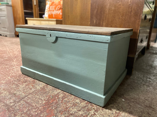 This cute solid pine blanket box is structurally sound and in overall good condition. It has been painted in a sage green with the top given an oak wax. The lid lifts up to reveal ample storage.

Overall Dimensions

84cm wide x 57cm deep x 44.5cm high

DELIVERY AVAILABLE    

For our other items see our website https://fossewayfurniture.co.uk

collection from cv36 or bs36
