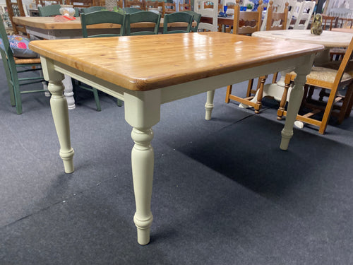 This sweet solid pine dining table is structurally sound and in overall good condition. It does have a few marks but nothing too major. The legs can come off for easier moving

Overall Dimensions

150cm long x 90cm wide x 76cm high 

DELIVERY AVAILABLE    

HAVE THIS PAINTED A COLOUR OF YOUR CHOICE FOR AN EXTRA £100 OR COMPLETELY STRIPPED BACK FOR £120 

For our other items see our website https://fossewayfurniture.co.uk

collection from cv36 or bs36
