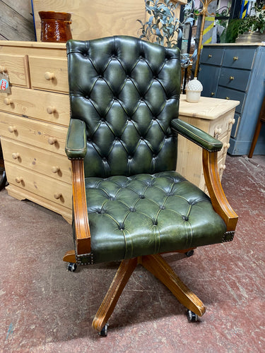 This stunning vintage green leather Chesterfield swivel office chair is structurally sound. The leather is in good condition and would shine with a bit of polish. With a tiny bit of TLC this would be as good as new.

Overall Dimensions

approx : 61cm wide x 53.5cm deep x 105cm high

DELIVERY AVAILABLE    

For our other items see our website https://fossewayfurniture.co.uk

collection from cv36 or bs36
