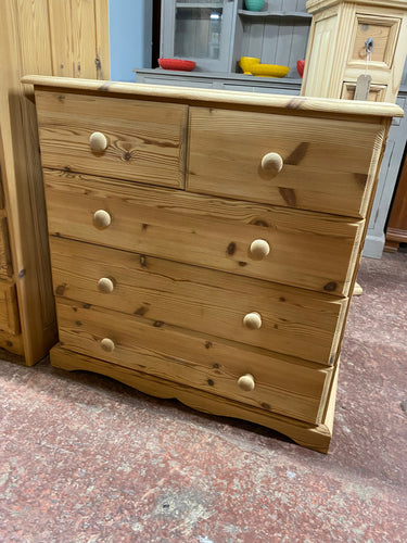 This lovely solid pine chest of drawers has been completely stripped back to its natural pine so may need a coat of wax for protection. It has 2 sort dovetail jointed drawers above 3 long for storage.

Overall Dimensions

80cm wide x 43cm deep x 79cm high 

DELIVERY AVAILABLE    

For our other items see our website https://fossewayfurniture.co.uk

collection from cv36 or bs36
