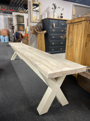 This stunning long solid wooden dining bench is structurally sound and in overall good condition. The top has been sanded and given a white wax whilst the legs have been painted cream.

Overall Dimensions

230cm long x 33cm deep x 45cm high 

DELIVERY AVAILABLE    

For our other items see our website https://fossewayfurniture.co.uk

collection from cv36 or bs36
