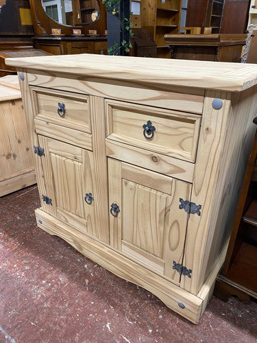 This solid pine sideboard has been completely stripped back to its natural state. It has ample storage with 2 short drawers over a double cupboard with 1 shelf in. It is structurally sound and in great condition.

Overall Dimensions

91.5cm wide x 44cm deep x 84cm high 

DELIVERY AVAILABLE    

For our other items see our website https://fossewayfurniture.co.uk

collection form cv36 or bs36
